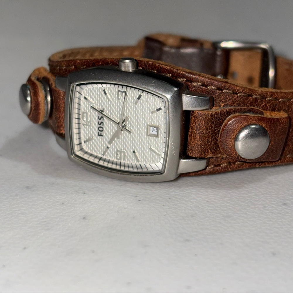 Fossil Quartz Analog Women’s Watch Silver Tone Genuine Leather New Battery